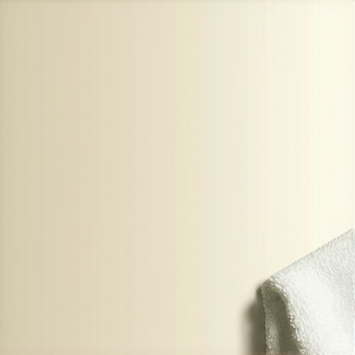 Žena čisti repariranu fiberglas kadu mekom krpom, prikazujući kako se održava sjaj i sprečavaju manja oštećenja.