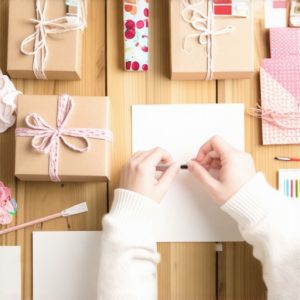 DIY pokloni: Kreativne ideje za unikatne darove voljenima.