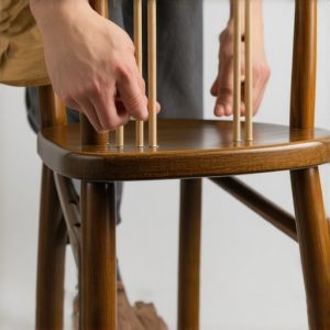 Popravite klimave nogare na stolu pomoću drvenih tiplova