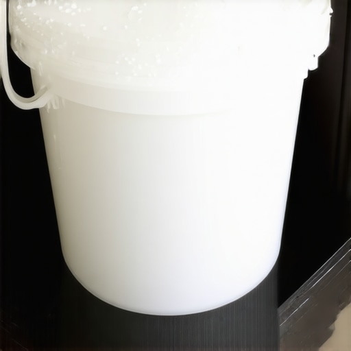 DIY sistem od dve kante sa krupnom solju za sakupljanje vlage u ostavi