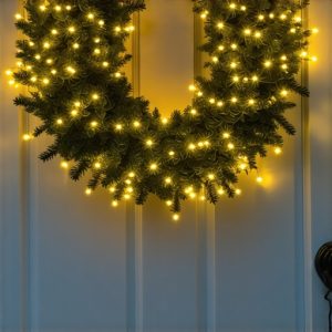 Napravite svetleći venac za vrata od grančica i LED lampica