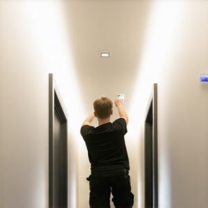 Postavite senzorsku LED traku u hodniku bez majstora