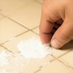 Prljave fugne? Očistite ih pastom od sode i limuna