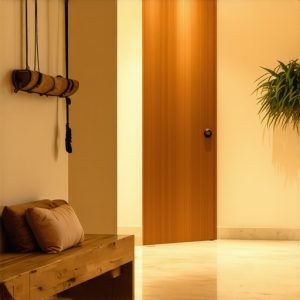 Uredite predsoblje: Postavite viseću klupu od punog drveta