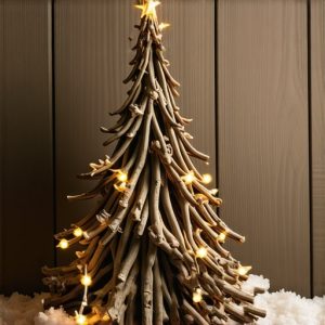 Drvena jelka od grana kao unikatna dekoracija za 2026.