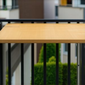 Mali balkon? Napravite sklopivi sto koji visi na ogradi
