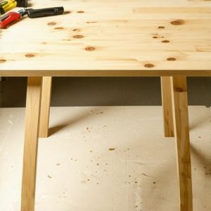 Napravite radni sto od jedne ploče i nogara za samo 2 sata