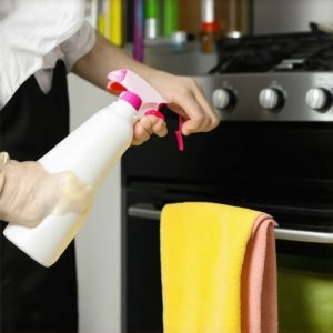 Trikovi za brže čišćenje rerne: Skinite masnoću bez ribanja