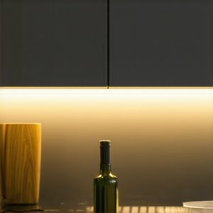 Uređenje stana: Postavite bežičnu LED traku u kuhinju [Lako]